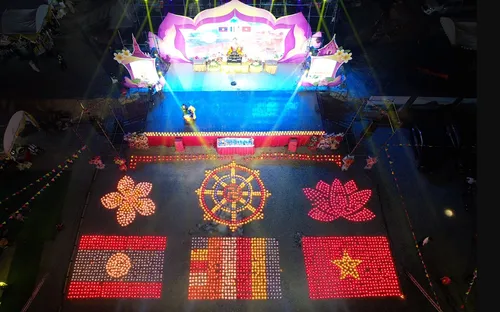 Lào: Linh thiêng đêm thắp nến cầu nguyện hòa bình và tưởng niệm các Anh hùng liệt sĩ Việt – Lào.