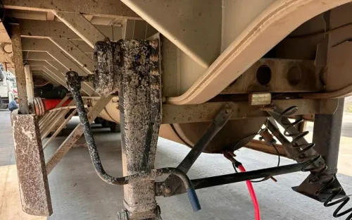 Phát hiện xe đầu kéo gia cố thùng kim loại, vận chuyển trái phép 400 lít dầu diesel qua cửa khẩu Lao Bảo