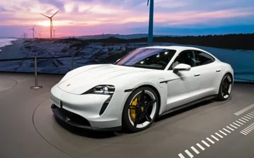 Vì sao xe điện nặng hơn xe xăng?