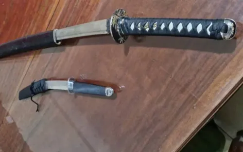 Cảnh sát cơ động Gia Lai khống chế 2 thanh niên mang dao, kiếm đi giải quyết mâu thuẫn