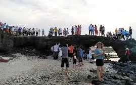 Lý Sơn cảnh báo du khách không leo lên Cổng Tò Vò để bảo vệ di tích