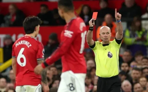 Carragher cho rằng thẻ đỏ của Martinez là quá nặng trong thất bại của Man Utd trước Leeds