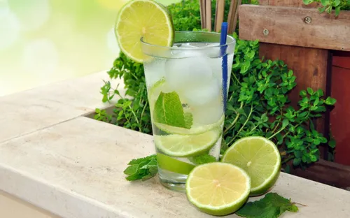 Uống nước chanh mỗi sáng: Thải độc, giảm cân hay chỉ là “hiệu ứng tâm lý”?