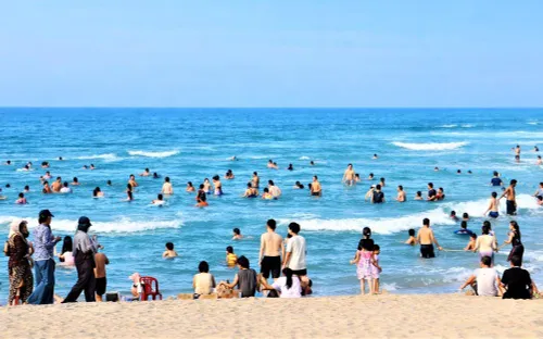 Biển Đà Nẵng đông người 'giải nhiệt' mùa nắng nóng