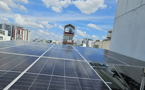 Sống ở chung cư có được lắp điện mặt trời mái nhà để giảm tiền điện?