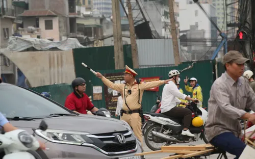 Hà Nội: CSGT vượt nắng, thắng mưa, bám chốt tại các công trường trọng điểm