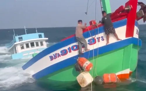 Cứu kịp thời 2 thuyền viên tàu cá bị chìm trên biển