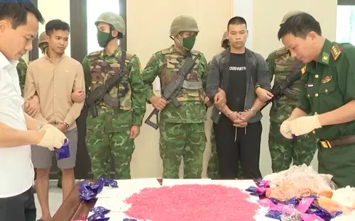 Bắt giữ 2 đối tượng vận chuyển thuê 24.000 viên hồng phiến