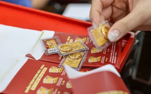 Giá vàng hôm nay (17-4): Vàng trong nước giảm gần 2,5 triệu đồng/lượng