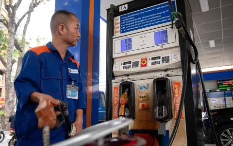 Giá xăng tăng nhẹ, dầu giảm sâu từ 0h ngày 16/4