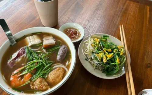 Có nên gộp bữa sáng với bữa trưa? Lợi ích và rủi ro cần biết