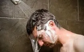 Tắm đêm không trực tiếp gây đột quỵ, nhưng nguy cơ nằm ở cách tắm