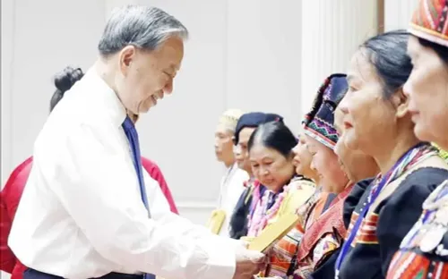 Tổng Bí thư, Chủ tịch nước Tô Lâm gặp mặt già làng, nghệ nhân tiêu biểu toàn quốc nhân Ngày Văn hóa các dân tộc Việt Nam