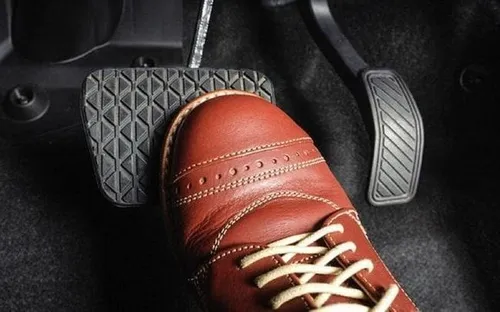 Phanh nhiều không đồng nghĩa lái chắc tay: Bí quyết nằm ở kiểm soát nhịp ga và quán tính