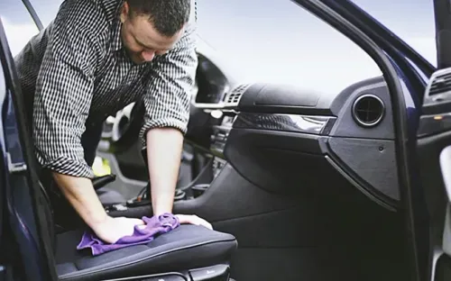 Những sai lầm dễ gặp khi tự vệ sinh nội thất ô tô tại nhà