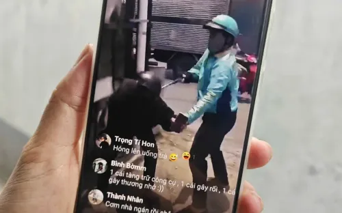 Tài xế xe ôm dùng gậy 3 khúc tấn công người đi đường ở TP.HCM