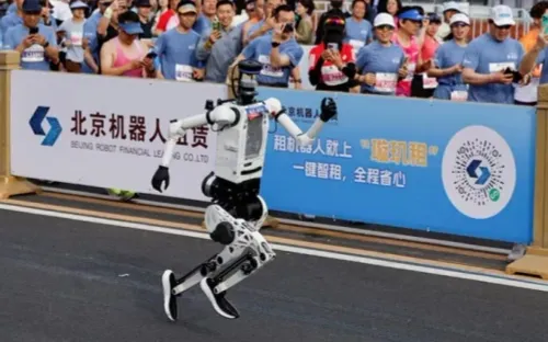 Robot hình người lần đầu chạy nhanh hơn kỷ lục bán marathon của con người