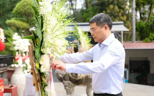Thủ tướng Lê Minh Hưng dâng hương tại Ngã ba Đồng Lộc