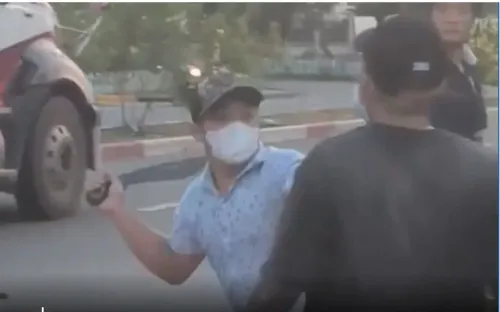 Mâu thuẫn sau giờ làm, nhóm công nhân mang mã tấu hỗn chiến trước cổng công ty