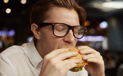 Hội chứng Frey: Rối loạn hiếm gặp gây đổ mồ hôi khi ăn