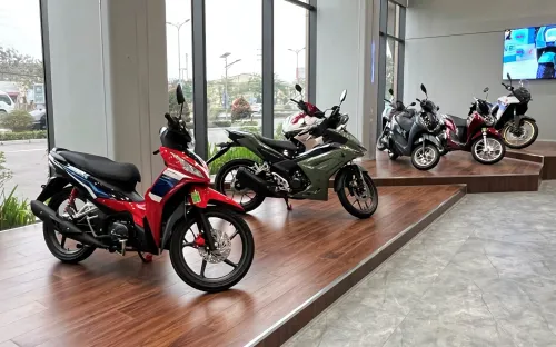 Vì sao cư dân nội đô vẫn “không thể rời xa” xe máy xăng?