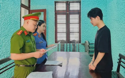 Hai mẹ con bị khởi tố vì mượn xe máy rồi mang đi cầm cố