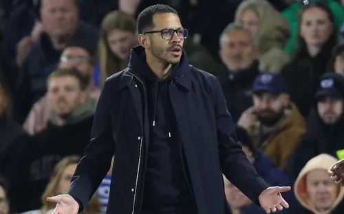 HLV Liam Rosenior chỉ trích cầu thủ Chelsea sau thất bại 0-3 trước Brighton