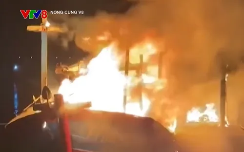 Cháy tàu cá trong đêm ở Huế