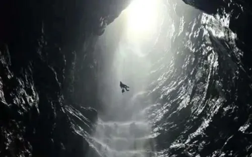 Phát hiện hang động mới dạng hố sụt với thác nước cao hàng trăm mét tại Phong Nha - Kẻ Bàng