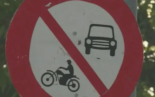 Cần chấn chỉnh tình trạng xe máy đi vào đường dành cho người đi bộ ở Huế