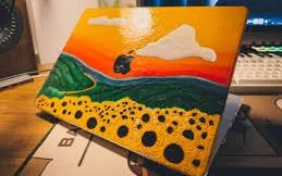 Trang trí laptop bằng hình dán: Đẹp mắt nhưng tiềm ẩn nguy cơ hư hỏng