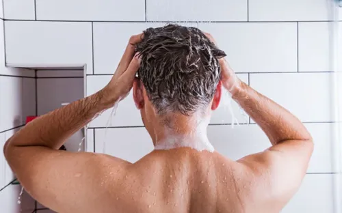 Tắm ngay sau khi đi nắng: Thói quen dễ gây đột quỵ ngày hè