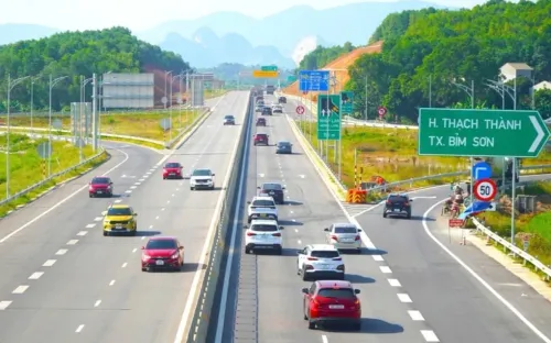 Lái xe đường dài dịp nghỉ lễ: Chuẩn bị kỹ để hành trình an toàn, bớt áp lực