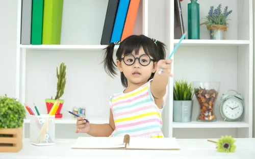 Trẻ loạn thị có cần đeo kính thường xuyên?