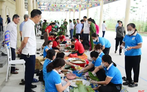 Hà Tĩnh: Rộn ràng hội thi gói bánh chưng dâng Quốc Tổ