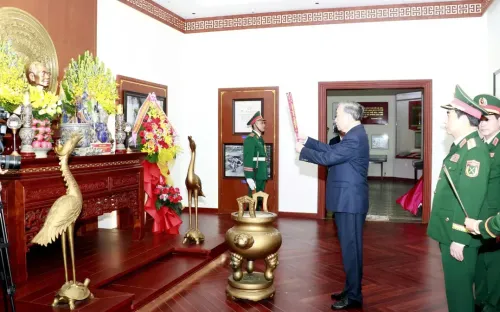 Tổng Bí thư, Chủ tịch nước Tô Lâm dâng hương tưởng niệm Chủ tịch Hồ Chí Minh, Đại tướng Võ Nguyên Giáp tại Quân khu 5