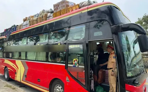 Xe khách chở hàng kín nóc ở Đà Nẵng bị phạt hơn 11 triệu đồng