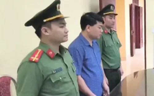 Khởi tố đối tượng lừa hơn 300 triệu đồng, làm giả giấy tốt nghiệp đại học để qua mặt học viên