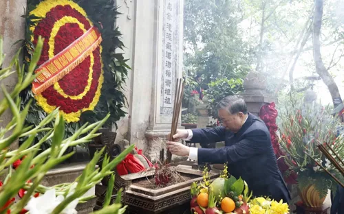 Tổng Bí thư, Chủ tịch nước Tô Lâm dâng hương tưởng niệm các Vua Hùng tại Đền Hùng