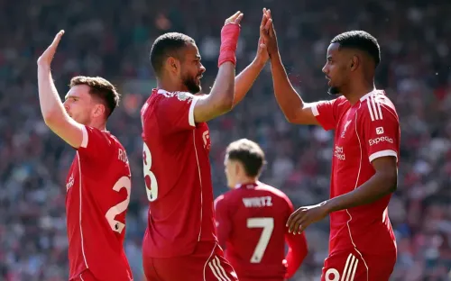 Liverpool hạ Crystal Palace 3-1, bằng điểm Man Utd và khiến cuộc đua top đầu Ngoại hạng Anh nóng rực