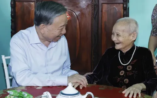 Tổng Bí thư, Chủ tịch nước Tô Lâm thăm, tặng quà Mẹ Việt Nam Anh hùng tại TP.HCM