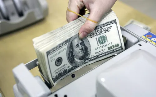 Giá USD ngân hàng đi ngang, thị trường tự do giảm nhẹ