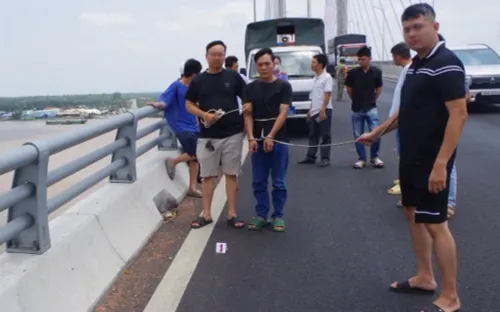 Dùng dao đe dọa cướp tài sản trên cầu, nghi phạm có nhiều tiền án bị bắt giữ