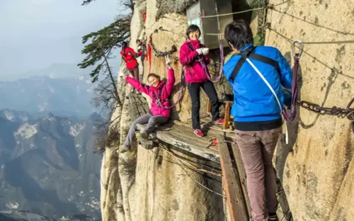 Lối đi bộ nguy hiểm nhất thế giới trên núi Hoa Sơn: Nơi mỗi bước chân là một lần thử thách sinh tử