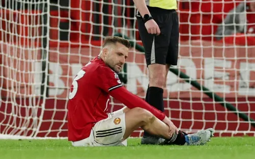 Man Utd trả giá sau chiến thắng trước Brentford, Luke Shaw dính chấn thương đáng lo