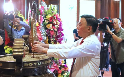 Thường trực Ban Bí thư Trần Cẩm Tú dâng hương tưởng niệm Chủ tịch Hồ Chí Minh tại Kim Liên