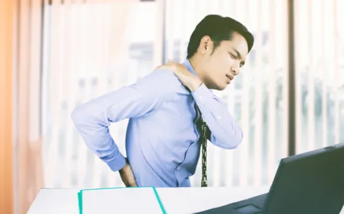 Đau cổ vai gáy kéo dài, tê bì tay có thể là dấu hiệu chèn ép rễ thần kinh do thoái hóa cột sống cổ