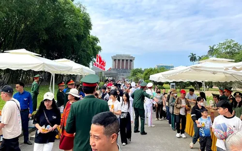 Hà Nội tặng 45.000 suất quà cho người dân, du khách viếng Lăng Chủ tịch Hồ Chí Minh dịp 30.4 - 1.5