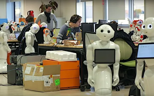 AI âm thầm viết lại bản đồ nghề nghiệp: Robot học việc, trợ lý số thành “sếp” mới