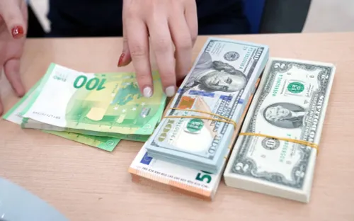 USD nhích nhẹ, euro và bảng Anh tăng mạnh trong tháng 4